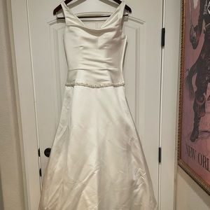 Anjolique Ivory Sleeveless v-neck front and back wedding dress.